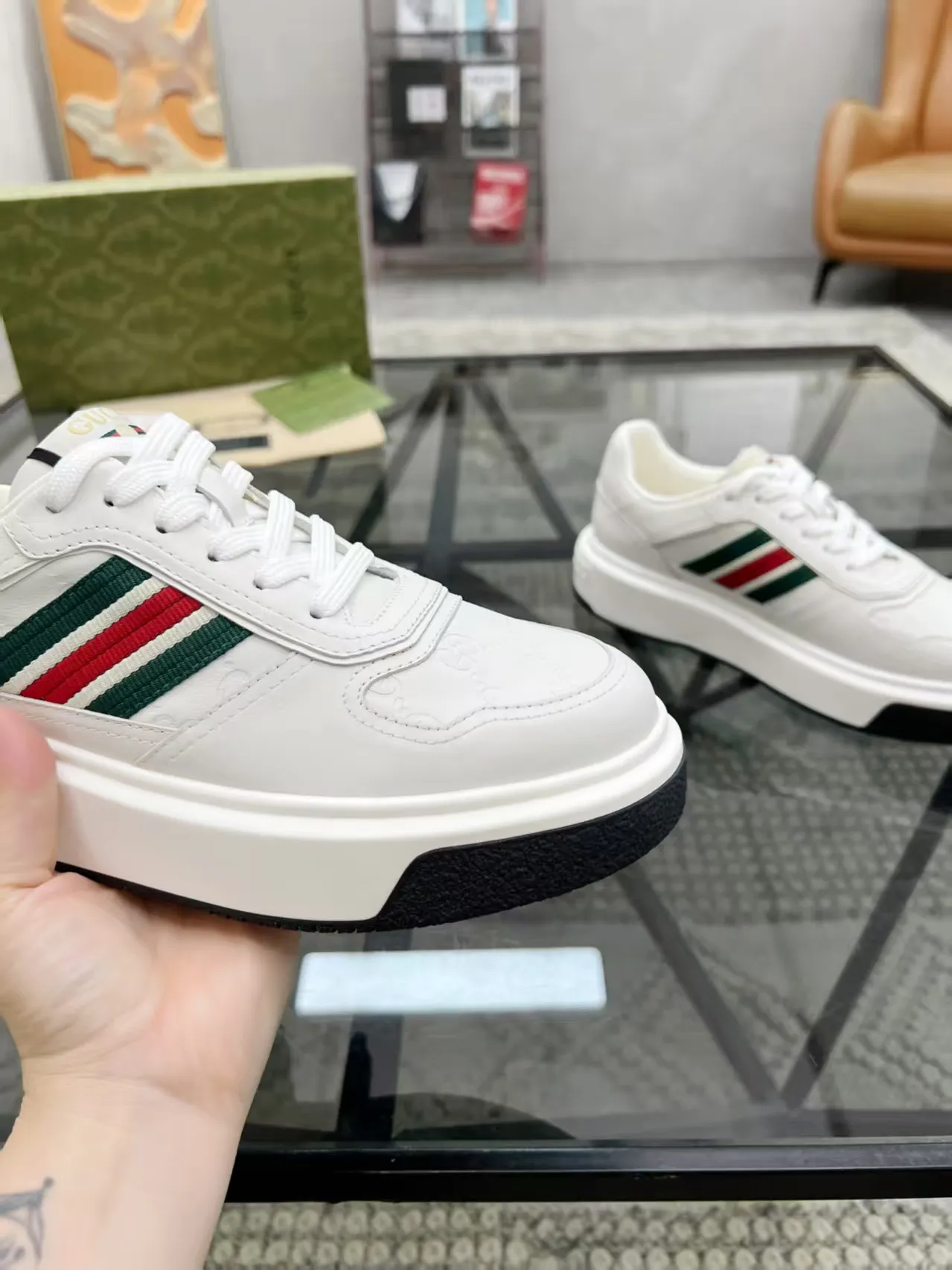 P460 new men's shoes GUCCI [Lightning] latest shoes are shipped. Original quality, fashionable, special materials, sheepskin lining, new packaging. The foot feels super comfortable and the workmanship is impeccable. Size: 38-45
